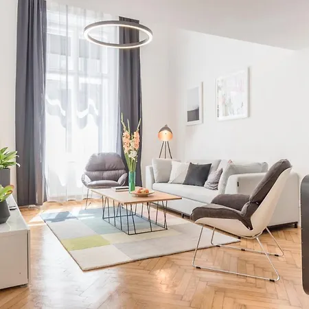 Opera I - 1br / Sleeps 4 / Netflix + Nespresso * Budapest