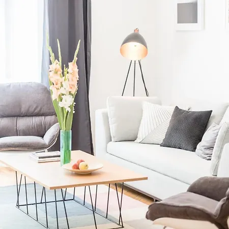 Opera I - 1br / Sleeps 4 / Netflix + Nespresso Budapest
