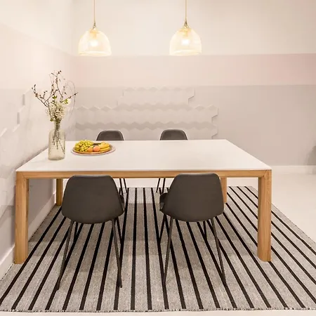 Opera I - 1br / Sleeps 4 / Netflix + Nespresso Appartamento Budapest